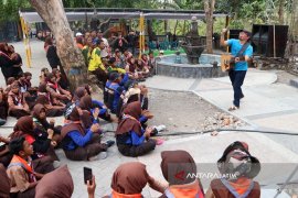 Djaduk-Regina Tanam Pohon di Kayangan Api