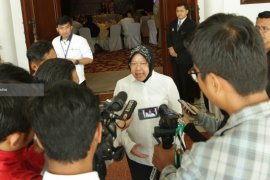 Risma Dalami Penyebab 10 Anak Surabaya Hirup Aroma Lem