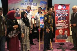 Peluncuran Buku Puisi Esai Indonesia-Malaysia