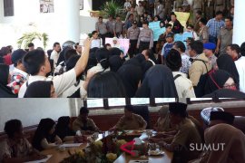 Tuntutan uang kesejahteraan guru belum terpenuhi