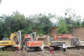 Evakuasi rangka jembatan terus dilakukan