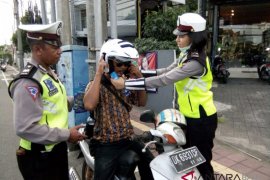 Polda Bali bagikan helm SNI gratis giat operasi zebra