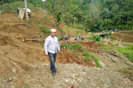 Badan jalan amblas sedalam empat meter