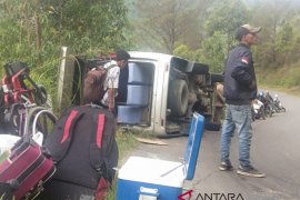 Mobil wisatawan asal Malaysia terbalik di Tongging