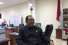 Legislator nilai manajemen "badunsanak" membuat Bank Nagari tertinggal