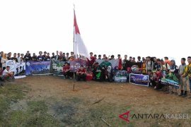 Sejumlah pendaki gelorakan semangat Save Meratus di puncak gunung