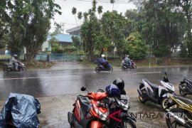 BMKG terbitkan peringatan waspada hujan petir di Lingga