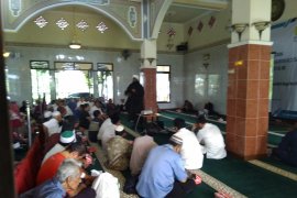 PLN Bogor salurkan sembako dan beasiswa dhuafa