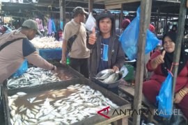 Pedagang ikan dan ayam berjualan di Blok D dan G Pasar Keramat