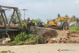 Oprit jembatan Lintas Timur yang amblas diperbaiki
