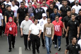 Artists enliven walk for health event with Jokowi-Ma'ruf pair