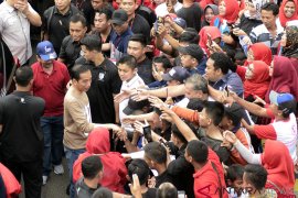 Thousands of people turn up to greet Jokowi