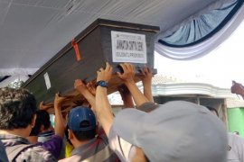 Ibunda Cintya pingsan saat jenazah putrinya tiba di rumah duka