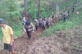 Warga Trenggalek Tutup Retakan Tebing Cegah Longsor