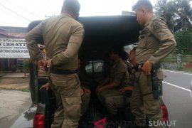 Razia Satpol PP di warung tuak ricuh, 5 luka-luka