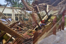 Ruang sekolah ambruk