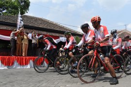 Wali Kota Madiun Berangkatkan Pesepeda "Tour de Java II"