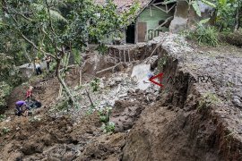 Tanah longsor di Sukabumi