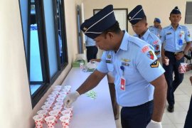 Lanud Pattimura tes mendadak urine personel