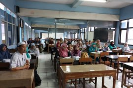 Pemkot Bogor salurkan bantuan siswa miskin