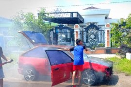 Mobil sedan terbakar kagetkan warga Tumbukan Banyu