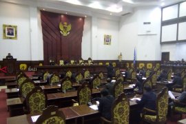 DPRD Gianyar dengarkan Jawaban Bupati soal PAD dan pajak "online"