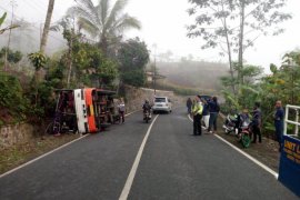 Rem Blong, Bus Penumpang Umum Terguling di Trenggalek