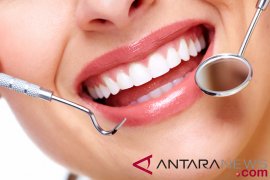 Cara membersihkan plak gigi secara efektif, gratis hingga berbayar