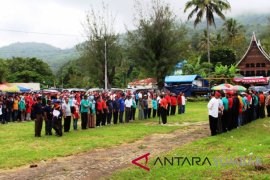 Pegawai Pemkab Solok gotong royong  bersihkan Dermaga Danau Singkarak persiapkan TdS