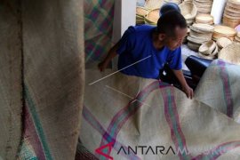 Kerajinan anyaman tikar tradisional Ternate terancam punah