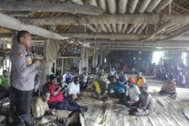 Bupati dan Kapolres Asmat sampaikan pesan kamtibmas di Pulau Tiga