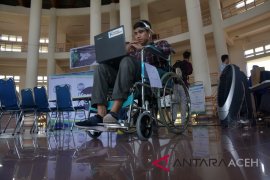 Mahasiswa Riau kembangkan kursi roda berkendali pikiran