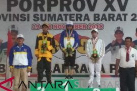 Angkat besi putri sumbangkan emas perdana untuk Sijunjung