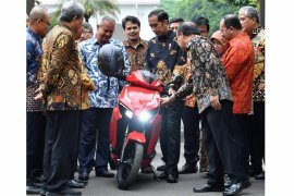 Presiden mencoba motor listrik "Gesits"