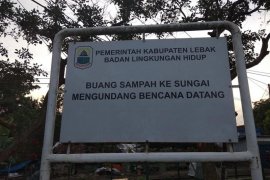 Warga  Lebak Dilarang Buang Sampah Ke Sungai