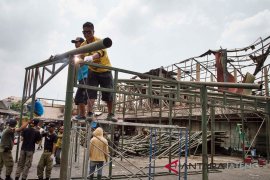 Pasar darurat untuk korban kebakaran Pasar Legi mulai dibangun