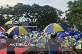 Aksi Goyang Payung Sadar Pajak Arema Pecahkan Rekor MURI