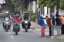 Presiden menggunakan motor tinjau pasar Page 1 Small