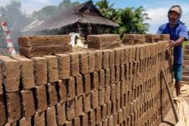 Meski permintaan tinggi, harga batu bata di Palembang turun