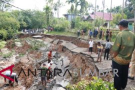 Jalan putus, bupati Sijunjung tinjau ke lokasi