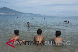 Kembali berwisata di pantai Page 1 Small