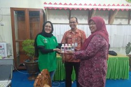 Dispangtan Padang Panjang beri dukungan pada atlet Porprov dengan bagi-bagi susu murni