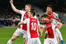 Ajax bentengi Andre Onana dari sergapan Barcelona