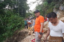 Longsor timbun akses jalan di Gunungsitoli