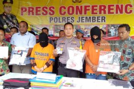 Kepala Dispendukcapil Jember Ditetapkan Tersangka OTT Pungli Adminduk (Video)