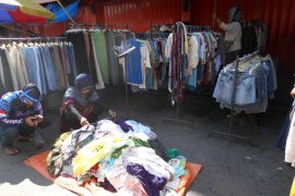 Pasar Tungging jual pakaian bermerek harga murah