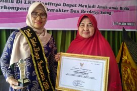 Martinneke baktikan  hidup untuk merangkai bunga dan tata boga