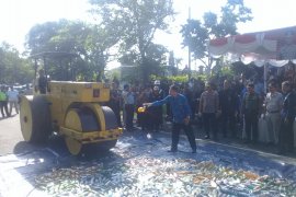 2.150 botol Miras dimusnahkan Polda Bali