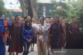 Penari Tradisional Dukung Perhelatan "Dhoho Street Fashion"