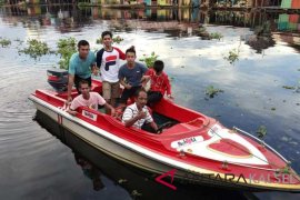 Bupati HSS berikan hibah speed boat untuk BPK Daha